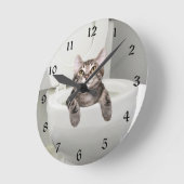 Tabbykat in het toilet ronde klok (Hoek)