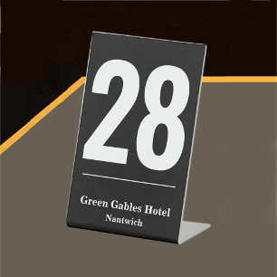 Tabelnummer voor voetafdruk in hotel of restaurant reclamebord met voetstuk