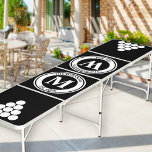 Table Beerpong Monogramme avec régulation circulaire pyramidale n<br><div class="desc">Table Monogrammed Bière Pong que vous pouvez personnaliser. Cette table de taille de régulation simple et élégante est en noir avec des pyramides de cercle blanches à chaque extrémité, à utiliser comme guides de placement de tasse. Le monogramme de style logo badge peut être customisé avec votre nom d'entreprise ou...</div>