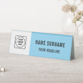 Table Plaque de bureau avec logo féminin sur présentoir (En SItu (Tableau))