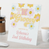 Table Signe de bienvenue anniversaire Retro Daisy Two Gr (In SItu)