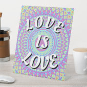 Table Signe de piédestal Love Is Love Pride (In SItu)