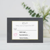 Tableau noir avec un coeur rose RSVP (Debout devant)