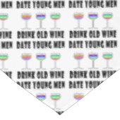 TABLECLOTH - DRINK OUDE WIJN, DATUM JONGE MANNEN TAFELKLEED (Gekanteld)