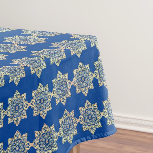 Tablecloth met gouden medaillons op blauw tafelkleed (Voorbeeld)