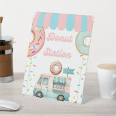 Tabletop Food Signage Donut Station Reclamebord Met Voetstuk (Insitu)