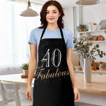 Tablier 40 et fabuleux Black moderne 40e anniversaire<br><div class="desc">40 et fabuleux moderne Black 40th Birthday Apron. 40 et fabuleux pour une femme. L'arrière - plan est noir et le texte est dans les couleurs tendance blanc et doré. Customisez le tablier avec le numéro d'âge.</div>