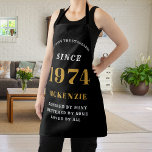 Tablier 50e anniversaire 1974 Nom Chic Elegant Black Gold<br><div class="desc">Elégant Black & Gold Chic Apron - 50e Anniversaire 1974 Nom Cuisine personnalisée & BBQ Essentials. Célébrez un anniversaire fabuleux avec style et praticité! Cet élégant tablier Black & Gold Chic, personnalisé pour ceux nés en 1974, est l'accessoire parfait pour les passionnés de cuisine de votre vie. Son design accrocheur,...</div>