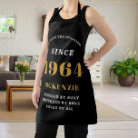 Tablier 60e anniversaire 1964 Nom Chic Elegant Black Gold<br><div class="desc">Elégant Black & Gold Chic Apron - 60e Anniversaire 1964 Nom Cuisine personnalisée & BBQ Essentials. Célébrez un anniversaire fabuleux avec style et praticité! Cet élégant tablier Black & Gold Chic, personnalisé pour ceux nés en 1964, est l'accessoire parfait pour les passionnés de cuisine de votre vie. Son design accrocheur,...</div>