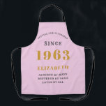 Tablier 60e anniversaire Né en 1965 Dame rose Grey<br><div class="desc">Célébrez un 60e anniversaire avec ce magnifique tablier rose et gris ! Customisez ce tablier unique avec votre touche personnelle en ajoutant le nom, l'âge, le devis favori ou tout ce que vous voulez ! Il fait le cadeau parfait personnalisé pour votre être aimé. Qu'il s'agisse d'un chef amateur ou...</div>
