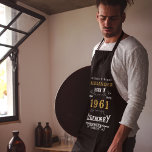 Tablier 60e anniversaire personnalisé Né en 1961 Noir Vint<br><div class="desc">Un tablier noir classique personnalisé pour cette célébration d'anniversaire pour quelqu'un né en 1961 et ayant 60 ans. Ajoutez le nom à ce design vintage de style rétro noir, blanc et or pour un cadeau personnalisé de 60 ans. Modifiez facilement le nom et l'année avec le modèle fourni. Un merveilleux...</div>