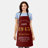Tablier 80e anniversaire 1945 Nom Chic Elegant Red Gold (Porté)