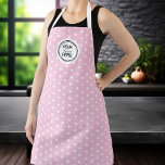 Tablier Ajouter votre Cuisine de cuisson Logo Rose<br><div class="desc">Découvrez le charme de notre tablier de cuisines sur mesure. Uniquement conçu avec un arrière - plan rose et un motif à pois vintage, ce tablier est vraiment unique. Customisez la couleur qui correspond à votre style personnel ou à votre décor de cuisine, et faites-la vous-même avec votre logo. Ce...</div>