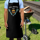 Tablier Amusants hamburgers de grillage BBQ personnalisés<br><div class="desc">Un tablier amusant avec hamburger et outils de grillades dressés contre un arrière - plan noir. Ajoutez 3 lignes de texte personnalisé à personnaliser. Parfait pour tous ceux qui aiment le barbecue,  le grill et la cuisine. Fait une Fête des pères parfaite,  un anniversaire ou un cadeau de vacances.</div>
