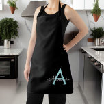 Tablier Aqua Teal Blue Script Girly Monogram<br><div class="desc">Noir et Aqua Blue Monogramme Turquoise Nom Apron. Cela rend le cadeau parfait pour 16 ans,  mariage,  douche nuptiale,  anniversaire,  baby shower ou bachelorette pour quelqu'un qui aime le luxe glam et les styles chic.</div>