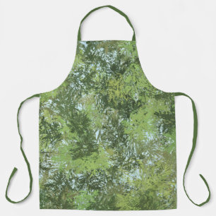 Tablier Arbres à feuilles vertes avec ciel bleu apparaissa