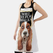 Tablier Asseyez-vous amusant sur le terreau pour manger de (Insitu)