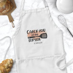 Tablier Attrapez-Vous Sur La Citation Spatula À Flipside<br><div class="desc">Prenez-Vous Sur La Spatula De Flipside Citer Adulte Apron. Cute tablier de chef avec une drôle de citation d'humour cuisine. Personnalisez cette conception d'humour de cuisine personnalisée avec votre propre nom ou texte.</div>