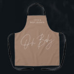 Tablier Baby shower script moderne marron naturel élégant<br><div class="desc">Baby shower script moderne marron naturel et blanc élégant décor de partie apron design. Conception idéale sans distinction de genre.</div>