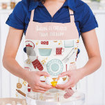 Tablier Baking Dit Cuisine Moderne Rose<br><div class="desc">Funny Baking Modern Kitchen Pink Apron dispose d'un motif coloré sur le thème de la cuisine avec le texte éditable "La cuisson est moins cher que la thérapie" dans la typographie de script moderne. Un cadeau parfait pour Noël, anniversaire, fête des mères et pour ceux qui aiment faire une cuisine....</div>