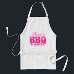 Tablier barbecue personnalisable pour femmes<br><div class="desc">Tablier BBBQ personnalisable pour femmes Votre nom BBQ et grill. Personnalisable par nom. Idée cadeau pour Anniversaire ou Fête des mères. Faites des mamans tantes grand-mère des chefs fiers.</div>