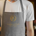 Tablier Barber nom or logo barber shop cuir gris<br><div class="desc">Tablier de barbier personnalisé avec ciseaux faux or et logo de couronne de laurier (vous pouvez le remplacer par le vôtre !) et avec le nom et le titre du barbier sur un arrière - plan en cuir gris argenté (IMPRIMÉ,  PAS VRAI CUIR).            Parfait pour un look professionnel.</div>