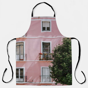TABLIER BÂTIMENT COMMERCIAL EN BÉTON ROSE PRÈS D'ARBRE VER