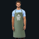Tablier BBQ Grill de papa Logo Camo Green<br><div class="desc">Style BBQ Logo papa,  tablier vert camo. Design de typographie blanche avec grill flamboyant et ligne de texte modèle pour date établie.</div>