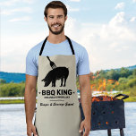 Tablier BBQ King Votre nom Boucher Cuisine<br><div class="desc">Tablier de cuisine Manly avec une silhouette de porc avec une fourchette collée dedans,  les mots "BBQ king",  votre nom,  et une autre ligne de texte disant "burger et expert en saucisses".</div>