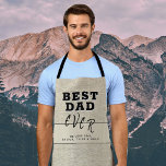 Tablier Beige rustique Meilleur papa Jamais Père`s Day<br><div class="desc">Beige rustique Meilleur Papa Jamais Père`s Jour Apron. Le texte est typographie tendance sur arrière - plan beige rustique. Ajoutez vos noms et faites un grand cadeau pour la fête des pères,  l'anniversaire ou Noël. Un doux et merveilleux souvenir pour papa,  nouveau père ou grand-père.</div>