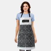 Tablier Blancs noir damassé motif blanc bordures de pétonc (Porté)