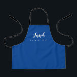 Tablier Blue Little Chef Script Nom personnalisé Enfants<br><div class="desc">Faites de votre petit chef une expérience spéciale grâce à notre Blue Little Chef Script Name Personnalisé Kids Apron. Ce tablier est conçu pour fournir un look simple, chic et élégant, avec typographie stylisée pour personnaliser le nom. La couleur violette arrière - plan ajoute une touche de vibrations et de...</div>