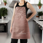 Tablier Brushed metal rose Gold Pink Glitter Monogram<br><div class="desc">Or rose - Faux Roses Fluides Foil Parties scintillant Étincelle Métallique Brossé Monogramme Métal Nom Apron. Cela rend le cadeau parfait pour 16 ans,  mariage,  douche nuptiale,  anniversaire,  baby shower ou bachelorette pour quelqu'un qui aime le luxe glam et les styles chic.</div>