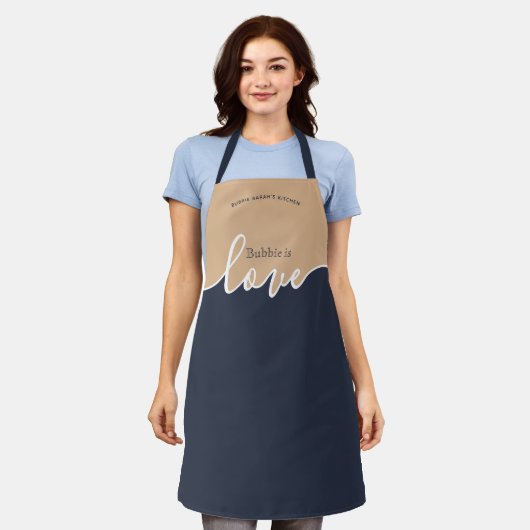 Tablier BUBBIE est Love NAVY & TAN Script Apron (Porté)
