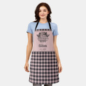 Tablier Buffle rose et gris Plaid Nom de la cuisine (Porté)