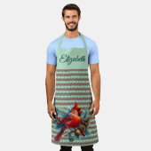 Tablier Cardinal sur la branche des pins avec les baies d' (Porté)