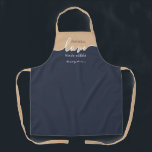 Tablier Challah personnalisé est l'amour rendu comestible<br><div class="desc">Challah est l'amour rendu comestible. NAVY & TAN. Design de script moderne propre. Son oeuvre artisanale Challah est une oeuvre d'art digne d'un cadre. Signez son chef-d'oeuvre avec une floraison avec cette élégante APRON TOUT-SUR-IMPRIMER. Coordonnées avec notre couverture Challah Dough correspondante que vous pouvez trouver ici : https://www.zazzle.com/collections/coordinated_apron_sets-119984004460509285 A PROPOS...</div>