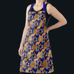 Tablier Chandeliers juifs et étoiles<br><div class="desc">De ma nouvelle collection juive qui arrive dans les magasins maintenant... Candlesticks-and-Stars KITCHEN APRON. Un grand look martelé (texture numérique)-Trois couches Star of David créé en bleu foncé et argent avec une paire de chandeliers et de porte-bougies. Les bougies apparaissent allumées. Un avec les étoiles de l'allover et des bougies...</div>