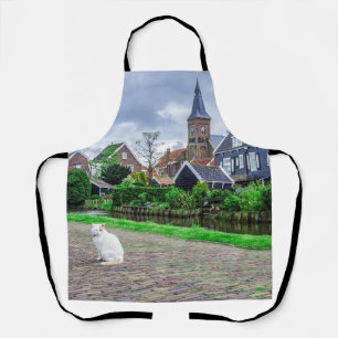 Tablier Chat dans le village de pêcheurs traditionnel