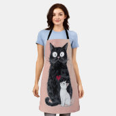 Tablier Chat noir fantaisiste et petit chat blanc avec cœu (Porté)