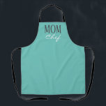 Tablier Chef Maman Cuisine Turquoise<br><div class="desc">Votre mère peut la montrer tout en style de cuisine avec ce Maman Chef Turquoise moderne Apron de cuisine à script blanc. Il est conçu avec un solide arrière - plan tout-en-un bleu turquoise et "Maman" est en gris et le mot "chef" est en écriture calligraphie blanche. Fabrique une idée...</div>