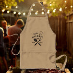 Tablier Chef rustique moderne MEILLEUR PAPA JAMAIS Fête de<br><div class="desc">Un tablier barbecue "BEST DAD EVER" personnalisé par un cool rétro,  dans un style typographique logo avec le nom du père et le casquette d'un chef. Un cadeau de Fête des pères ou un cadeau d'anniversaire unique pour le père qui aime le barbecue.</div>