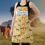 Tablier Cheval Motif et Lucky Horseshoe texte personnalisé<br><div class="desc">Un tablier amusant avec un motif de chevaux et de fer à cheval chanceux et deux lignes de texte personnalisé, Ajouter un nom d'amant de cheval, ranch, grange ou nom stable ou supprimer le texte et rectangle et juste avoir le motif. Parfait pour quelqu'un qui travaille dans une écurie, une...</div>