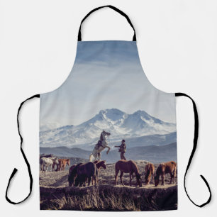TABLIER CHEVAUX EN CHAMP BROWN OUVERT VUE MONTAGNE LE JOUR