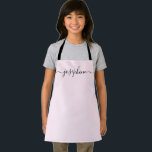 Tablier Chic Elegant Modern script Nom<br><div class="desc">Elle va adorer un tablier personnalisé en cuisinant ces bonbons,  en cuisinant de délicieux plats ou en travaillant avec ses plantes. Un cadeau parfait pour encourager ses talents. Script noir pour le nom avec des embellissements à queue longue. Voir d'autres tailles de tablier.</div>