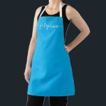 Tablier Chic Elegant script Nom Cyan Blue<br><div class="desc">Elle va adorer un tablier personnalisé en cuisinant ces bonbons,  en cuisinant de délicieux plats ou en travaillant avec ses plantes. Un cadeau parfait pour encourager ses talents. Écriture blanche pour le nom avec des embellissements à queue longue sur bleu cyan.</div>
