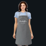 Tablier Chic Retro Grey fait maison avec amour personnalis<br><div class="desc">Préparez-vous à cuire une tempête avec ce tablier design et personnalisé "fait maison avec amour". Conçu en noir et blanc classique, ce tablier est parfait pour les boulangers passionnés ou les propriétaires de boulangerie de petite entreprise dans votre vie. Customisez ce tablier avec le nom de votre choix, en faisant...</div>