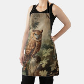 Tablier Chouette majestueuse dans une forêt (Insitu)