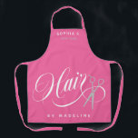 Tablier Ciseaux roses tourbillonnant Salon des cheveux Nom<br><div class="desc">Tablier styliste aux cheveux roses avec détails blancs et argentés. Les cheveux sont écrits sur la partie inférieure de l'aire de trafic dans un script blanc tourbillonnant à côté d'une paire de ciseaux. Ajoutez le nom de vos employés !</div>