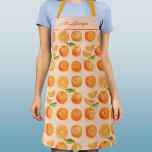 Tablier Citrus Orange Motif Nom personnalisé<br><div class="desc">Zingy et délicieux motif d'agrumes orange sur un arrière - plan rose vif. Parfait pour les gourmets et tous ceux qui aiment la cuisine. Art d'origine par Nic Squirrell. Modifiez le nom pour personnaliser.</div>